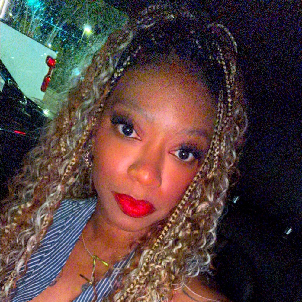 Meet your Posher, Zeneida